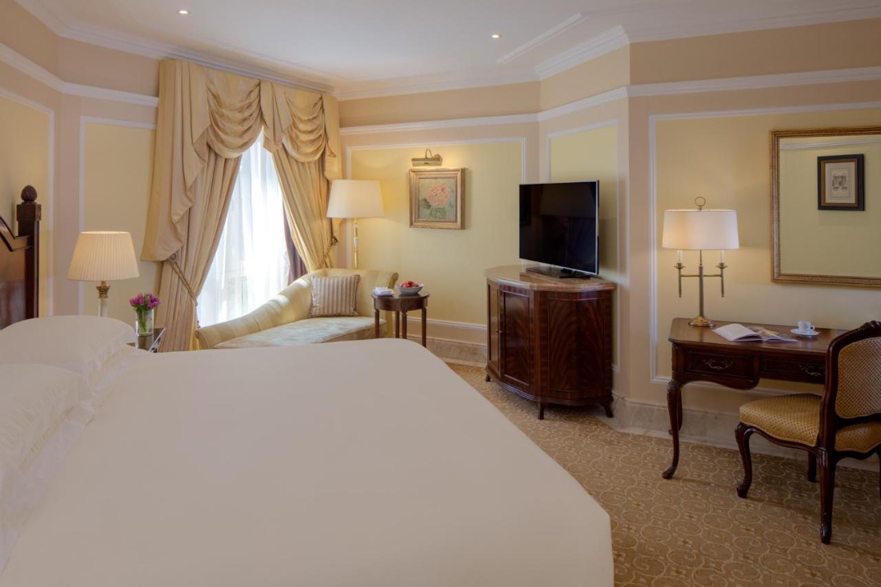 The Regency Hotel Kuwait Kuwait City Exterior foto A room at the hotel