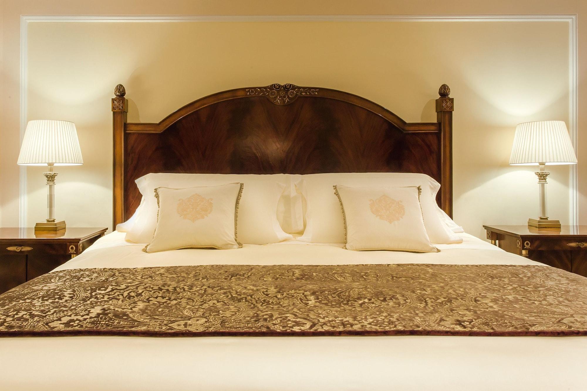The Regency Hotel Kuwait Kuwait City Exterior foto A bed